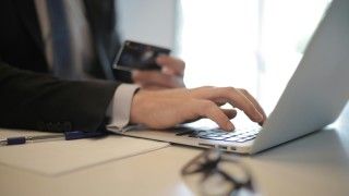 Nowelizacja ustawy o KSC wprowadza nowe obowiązki dla firm i instytucji publicznych, w tym mechanizmy dotyczące dostawców wysokiego ryzyka oraz bezpieczeństwa łańcucha dostaw.