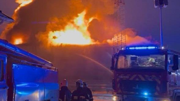 strażacy gaszą pożar z wozu strażackiego