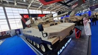 Turecki wóz wsparcia ogniowego Kaplan FSRV na targach WDS 2026.