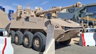 Saudyjski kołowy wóz wsparcia ogniowego LAV 700 z wieżą Cockerill 3105 na targach WDS 2026.