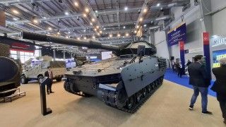 Wóz wsparcia ogniowego/czołg lekki Tulpar wyposażony w system wieżowy HITFACT II na targach WDS 2026.