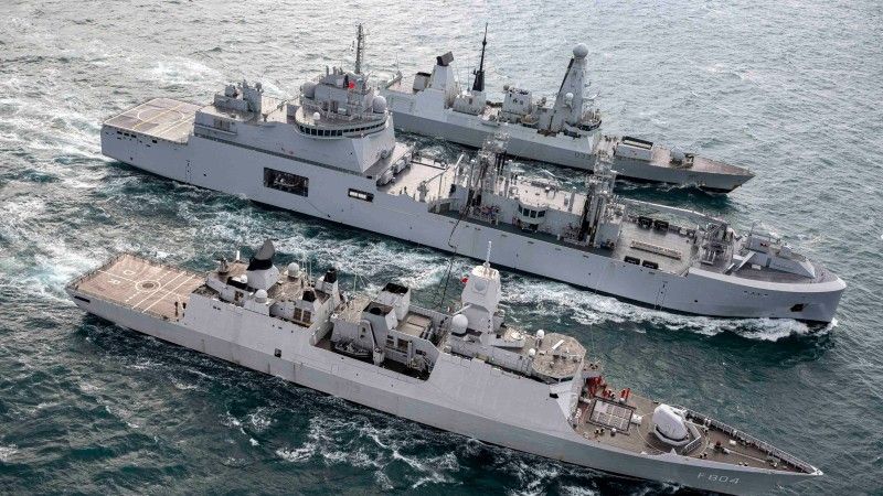 Holenderska fregata Zr. Ms. „De Ruyter” (F804, na pierwszym planie) i brytyjski niszczyciel HMS „Dauntless” (D33, na trzecim planie) pobierają paliwo z francuskiego zaopatrzeniowca „Jacques Stosskopf” (A726, w środku) podczas ćwiczeń Orion 26.