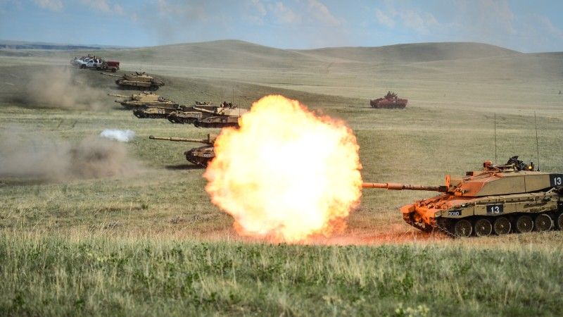 Czołgi Challenger 2 w trakcie manewrów w Kanadzie na poligonie BATUS (British Army Training Unit Suffield).