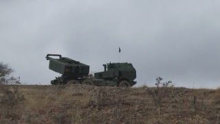 Polska wyrzutnia M142 HIMARS podczas ćwiczeń DYNAMIC FRONT-26.