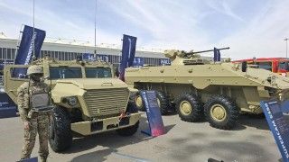 Rosyjski wóz dowodzenia artylerii Planszet-A na bazie samochodu opancerzonego Atlet 4x4 na targach WDS 2026. Obok niego kołowy bojowy wóz piechoty BTR-22.