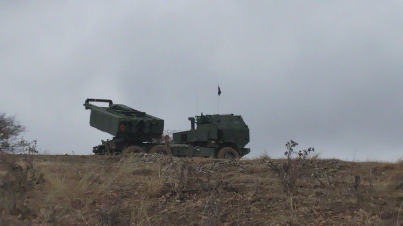 Polska wyrzutnia M142 HIMARS podczas ćwiczeń DYNAMIC FRONT-26.