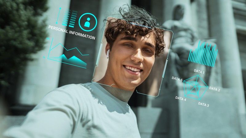 Meta rozważa dodanie technologii rozpoznawania twarzy do swoich inteligentnych okularów. Czy to oznacza, że ktoś będzie mógł spojrzeć na przechodnia i zobaczyć jego dane?