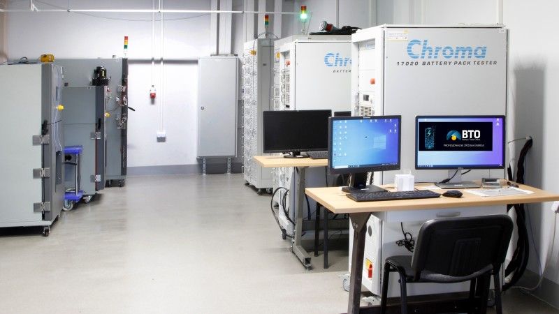 Laboratorium elektryczno-fizyczne, wykorzystywane przy opracowywaniu pakietów akumulatorów litowo-jonowych w spółce BTO