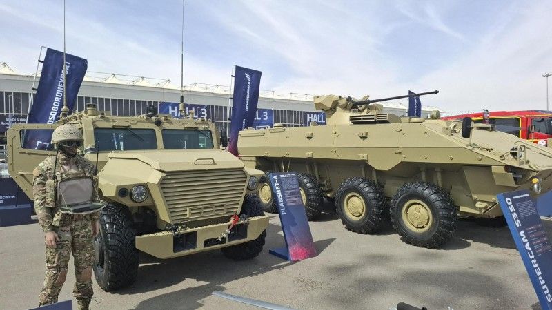 Rosyjski wóz dowodzenia artylerii Planszet-A na bazie samochodu opancerzonego Atlet 4x4 na targach WDS 2026. Obok niego kołowy bojowy wóz piechoty BTR-22.