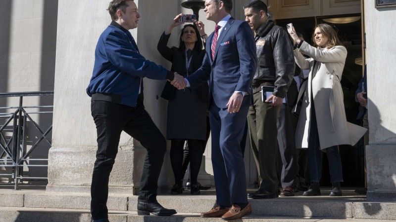Od lewej Elon Musk, CEO firmy SpaceX oraz Pete Hegseth sekretarza obrony USA.