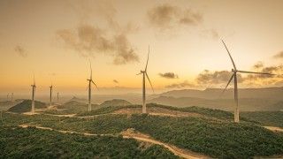 turbiny wiatrowe na szczycie wzgórz