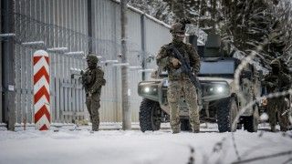 Żołnierze 16. Dywizji Zmechanizowanej podczas działań na granicy.