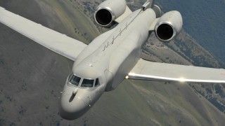 Włoski samolot wczesnego ostrzegania E-550A. Maszyna ta powstała w Izraelu z przebudowy amerykańskiego odrzutowca dyspozycyjnego Gulfstream G550. Zwracają uwagę zasobniki na burtach kadłuba, które skrywają anteny radiolokatorów IAI Elta EL/W-2085.