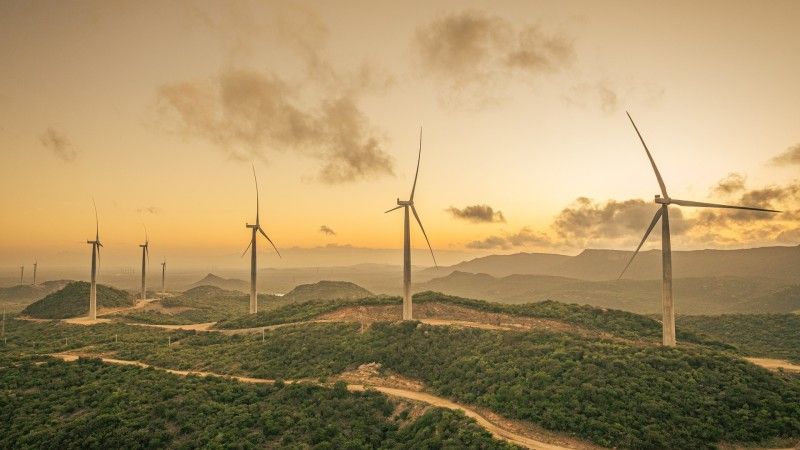 turbiny wiatrowe na szczycie wzgórz