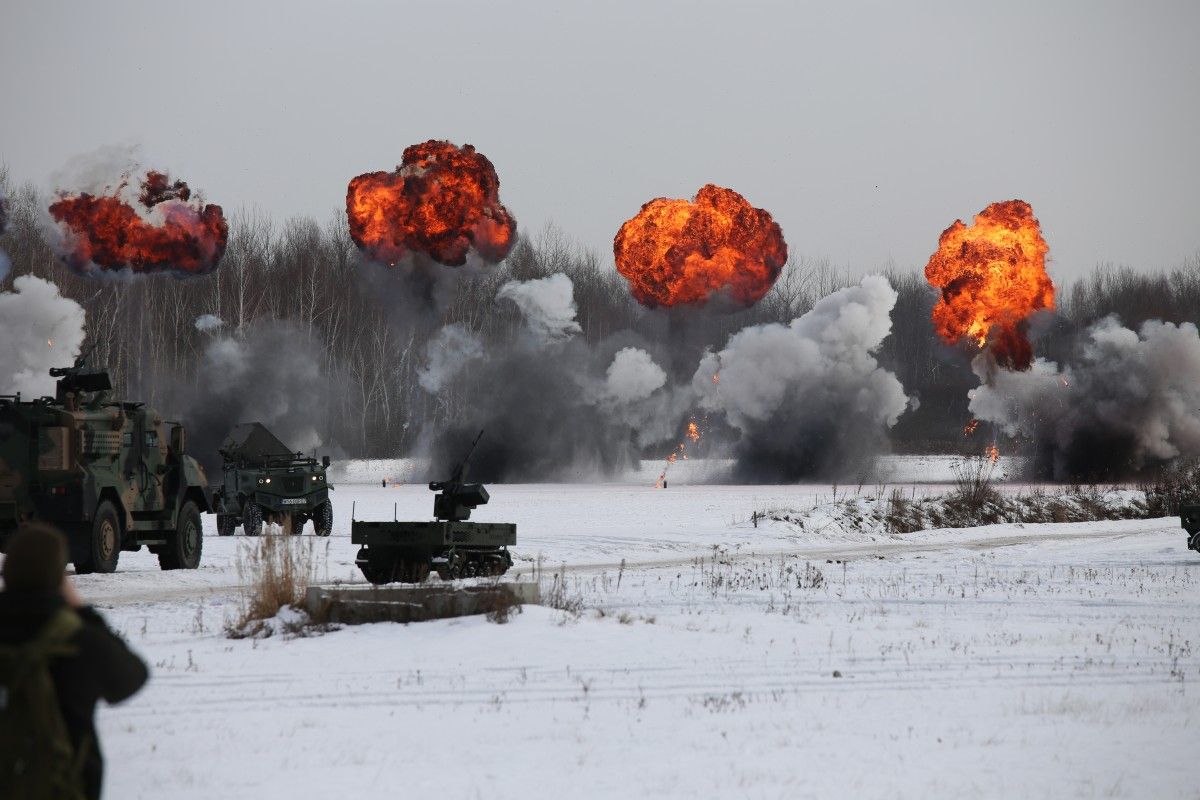Waran, Borsuk i uzbrojone roboty w ogniu [FOTO]
