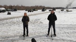 Premier Donald Tusk i wicepremier, szef MON Władysław Kosiniak-Kamysz w Zielonce