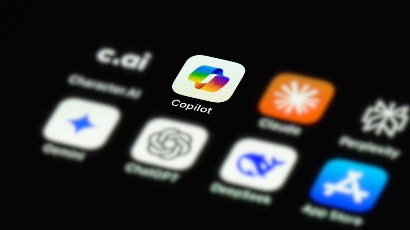 Błąd w asystencie Microsoft 365 Copilot umożliwiał generowanie podsumowań dla wiadomości z poufnymi informacjami. Firma deklaruje, że łatka naprawiająca problem jest już gotowa.