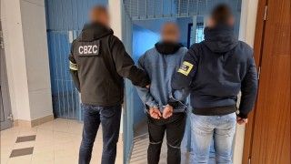 Policjanci CBZC rozbili grupę przestępczą wykradającą dane logowania do Facebooka. Oprócz miliona złotych, funkcjonariusze zabezpieczyli również 100 tys. loginów i haseł.