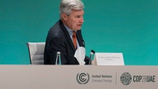 Senator przemawia przy stole podczas COP28 w Zjednoczonych Emiratach Arabskich