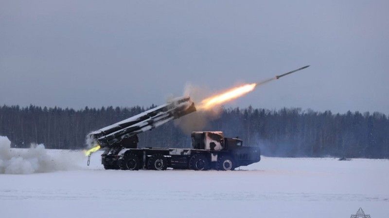 Białoruska wieloprowadnicowa wyrzutnia rakietowa BM-30 Smiercz podczas ćwiczeń.