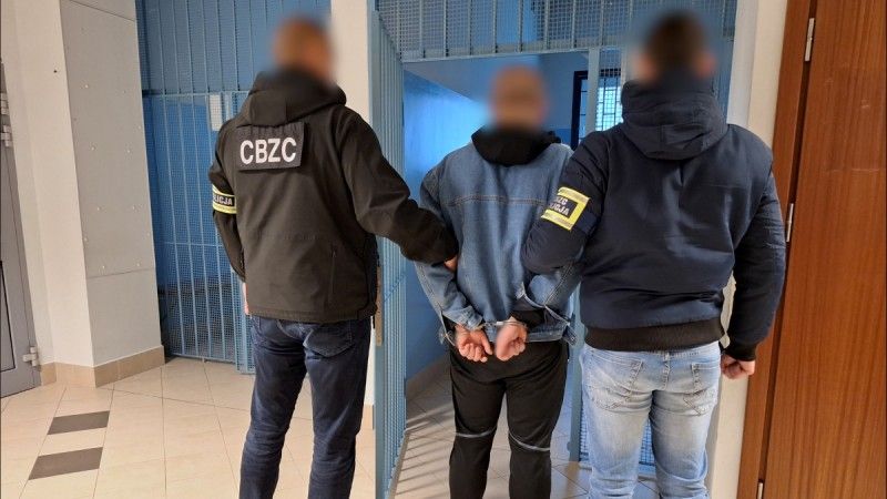 Policjanci CBZC rozbili grupę przestępczą wykradającą dane logowania do Facebooka. Oprócz miliona złotych, funkcjonariusze zabezpieczyli również 100 tys. loginów i haseł.