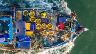 statek rybacki widziany z góry, już po połowach ryb