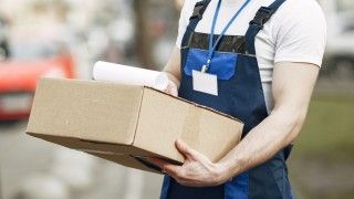 Prezes UODO nałożył karę na DPD Polska za naruszenia RODO w zakresie obsługi przesyłek kurierskich. Wskazano na braki umów dot. przetwarzania danych oraz stosownych upoważnień.