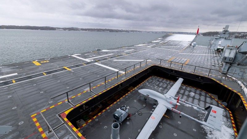 Bojowy bezzałogowiec Bayraktar TB3 na podnośniku lotniczym tureckiego okrętu desantowego Anadolu (L 400).