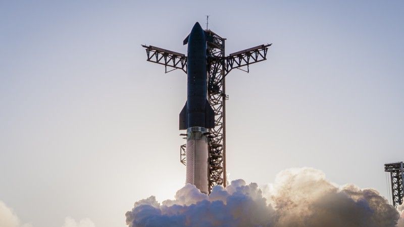 Rakieta Starship/Super Heavy na platformie startowej.