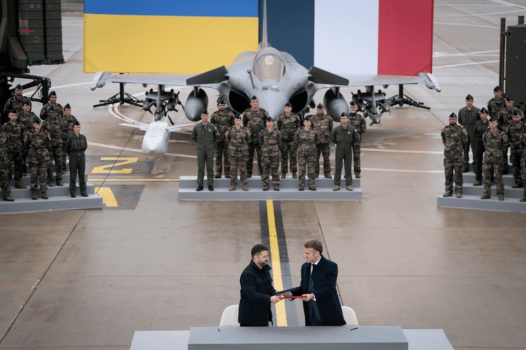 France after 4  years of war. Shift or the end of support?