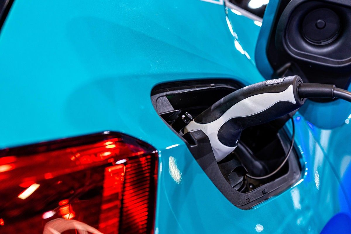 Elektryki w Polsce przestały być niszą. Coraz chętniej jeździmy używanymi autami