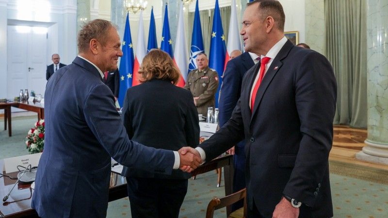 Prezydent Karol Nawrocki i premier Donald Tusk podczas posiedzenia Rady Bezpieczeństwa Narodowego