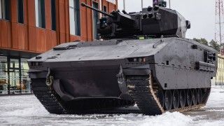 Łotewski bojowy wóz piechoty Hunter.