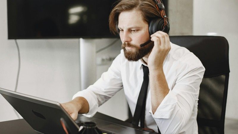 Ataki socjotechniczne ponownie udowadniają swoją skuteczność. Vishing, to oszustwo telefoniczne, w którym przestępcy podszywają się pod zaufane instytucje lub osoby, aby wyłudzić wrażliwe dane.