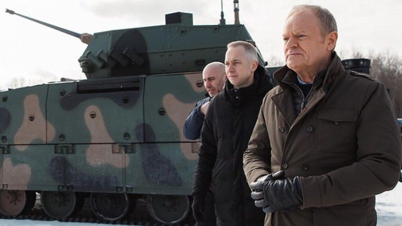 Premier Donald Tusk na pokazie systemu obrony powietrznej San