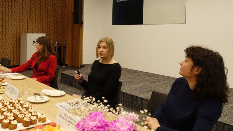 Rozwój platform znormalizował zachowania nieodpowiednie dla dzieci. Coraz więcej z nich publikuje w social mediach treści o podtekście erotycznym - alarmuje NASK. Co powinni zrobić dorośli?