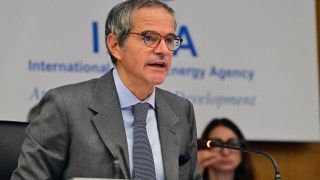 Grossi przemawia do mikrofonu