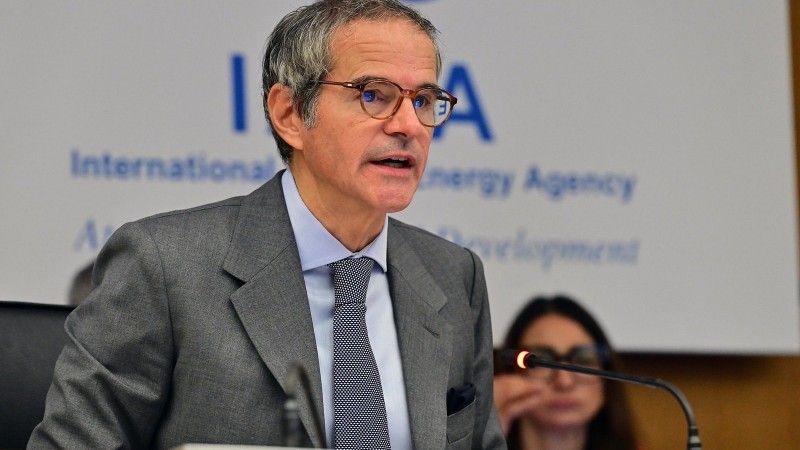 Grossi przemawia do mikrofonu