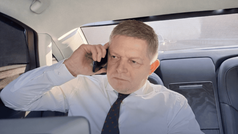 Robert Fico rozmawia przez telefon w samochodzie