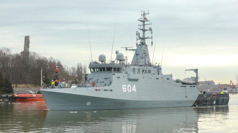 Niszczyciel min Jaskółka wychodzi w pierwsze próby morskie.