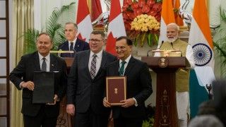 Podpisanie umów między Indiami a Kanadą. W tle premier Kanady Mark Carney i premier Indii Narendra Modi.