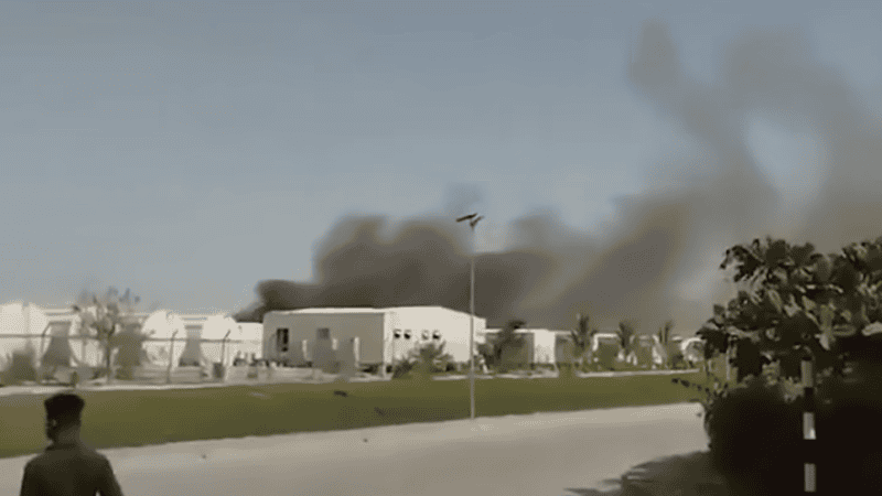 Nagranie dymu unoszącego się zza budynków po ataku dronów na port w Omanie