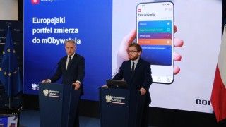 W mObywatelu mają pojawić się europejskie dokumenty. Nie oznacza to jednak przekazywania danych Polaków do Unii - Dariusz Standerski zaprzecza, jakoby tak się miało dziać.