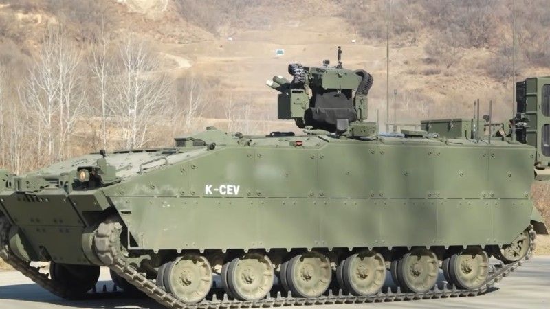 Opcjonalnie bezzałogowy wóz saperski K-CEV.