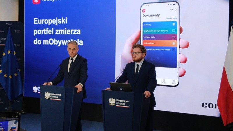 W mObywatelu mają pojawić się europejskie dokumenty. Nie oznacza to jednak przekazywania danych Polaków do Unii - Dariusz Standerski zaprzecza, jakoby tak się miało dziać.