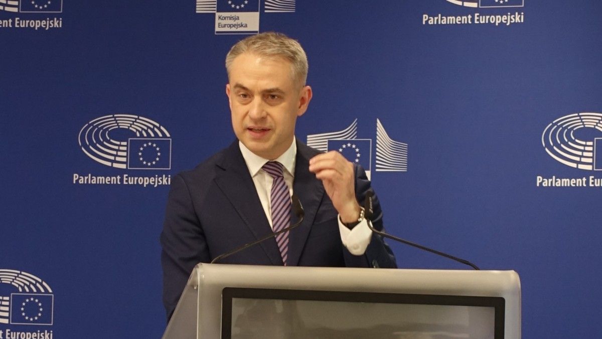 Fala fake newsów zalała Polskę. Gawkowski uderza w platformy