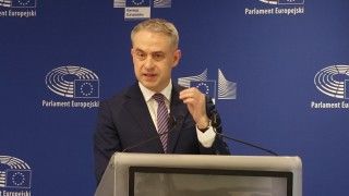 Ośrodek Analizy Dezinformacji NASK zaprezentował dane dotyczące zgłoszeń dezinformacji w 2025 roku. Wicepremier Gawkowski wskazał, że serwisy "nie czują odpowiedzialności".