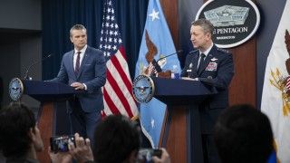 Sekretarz wojny Pete Hegseth oraz gen. Sił Powietrznych Dan Caine, przewodniczący Kolegium Połączonych Szefów Sztabów, podczas briefingu w Pentagonie na temat operacji „Epicka Furia”, 2 marca 2026 r.