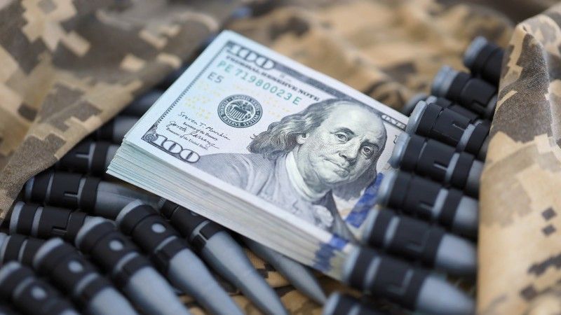 100 dolarów amerykańskich leżące na pociskach.