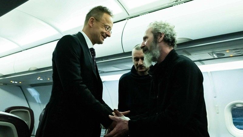 Szef MSZ Węgier Peter Szijarto z węgierskimi jeńcami wojennymi, uwolnionymi przez ROsję, na pokładzie rządowego samolotu.